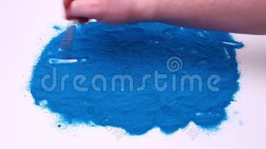 手工书写减20个百分点的蓝色艺术沙。 在白色背景下拍摄的录像。 手写的。